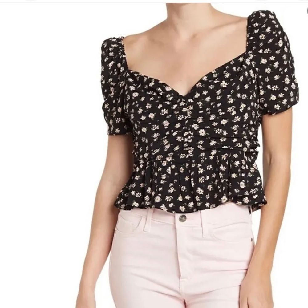 ASTR Sweetheart Puff Sleeve Black Ruched 90s
Dainty Floral Top. Size Medium